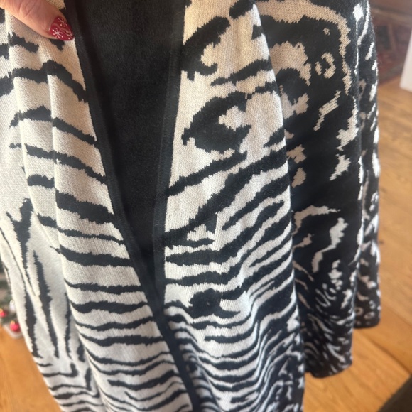 WHITE HOUSE BLACK MARKET BLACK AND WHITE ANIMAL PRINT MIX ONE SIZE FITS ALL WRAP - Picture 2 of 16